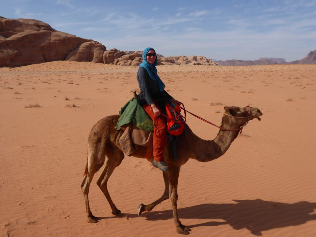 Fortbewegung in Jordanien, Frau auf Kamel in der Wüste, Wadi Rum, Wissenswertes Jordanien