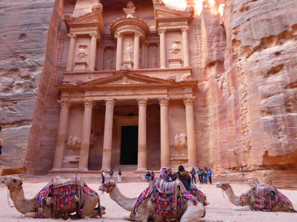 Information über Petra, Jordanien. Kamele vor der Schatzkammer