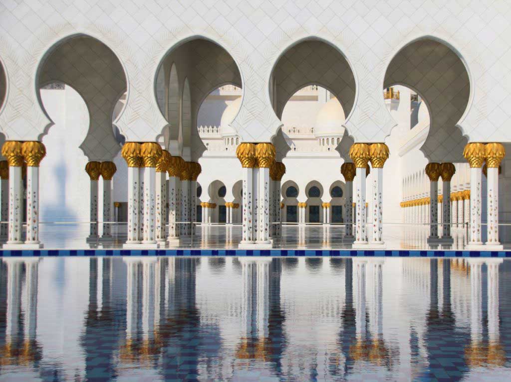 Scheik Zayid Grand Mosque, Abu Dhabi, UAE, reflections in water