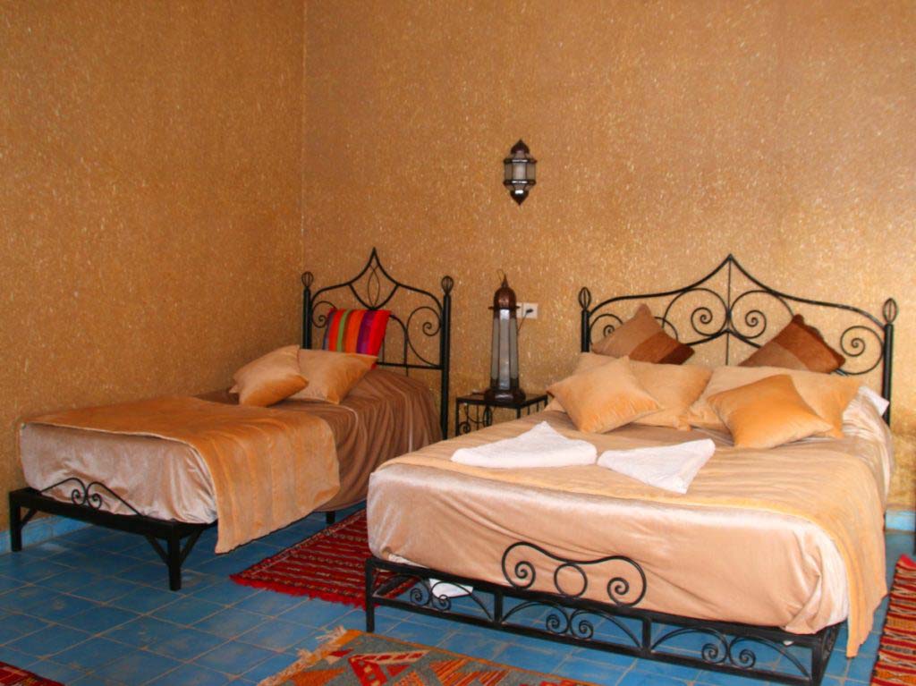 Doppelbett und ein Einzelbett im Riad Ali in Merzouga