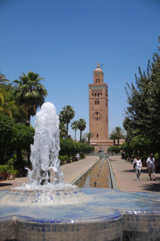 wasserfontaine mit minarett der Koutoubia Moschee im Hintergrund