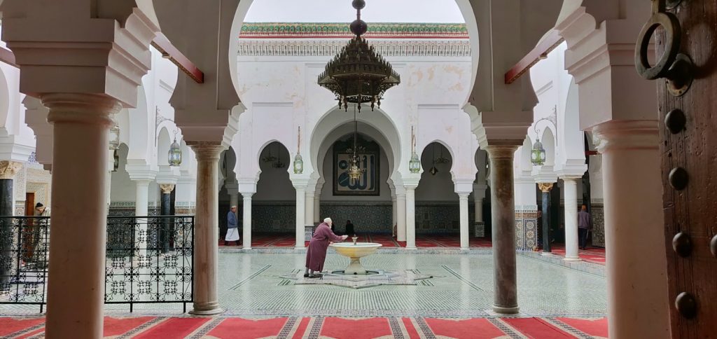 Mann an Brunnen im Innenhof der Hauptmoschee von Fes, 3 Tage in Fes, Fes Reiseführer