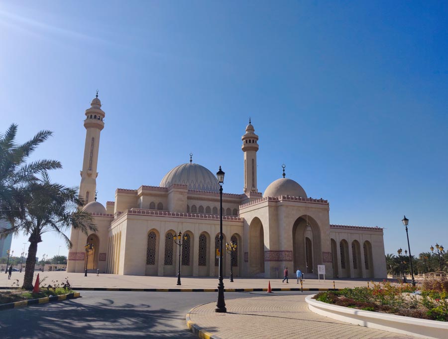 Moschee die man als nicht-Muslim besuchen darf, in Bahrain beste Tour. Aussenansicht. Mehrere Kuppeln und 2 Minarette