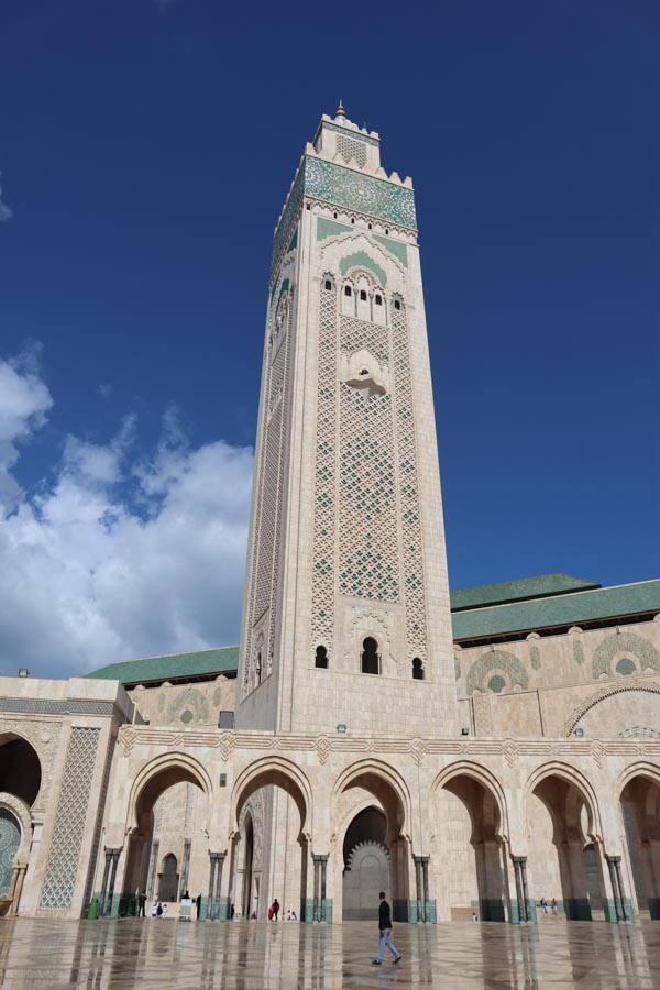 Moschee die man als nicht-Muslim besuchen darf, Casablanca Hassan 2 Moschee. Minarett vor blauem Himmel mit ein paar Wolken.