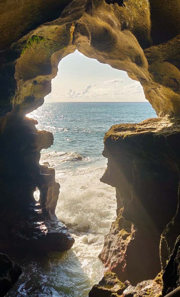 Blick aufs Meer durch ein Loch im Felsen mit der Form Afrikas. EIne der bekanntesten Sehenswürdigkeiten in Tanger, Marokko