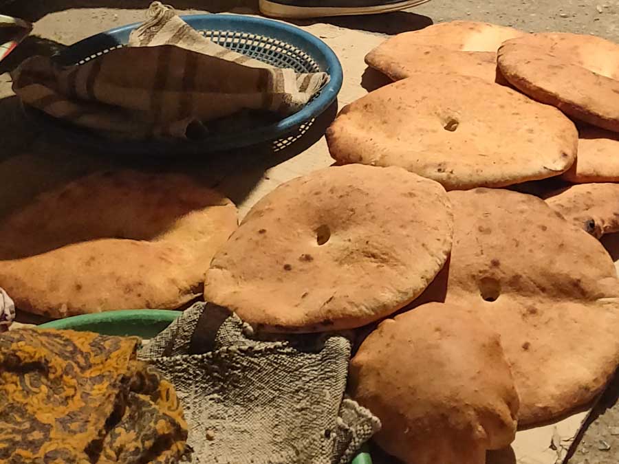 Khubez, das traditionelle marokkanische Brot, frisch aus dem Ofen, zum Abkühlen auf einem Karton ausgelegt.