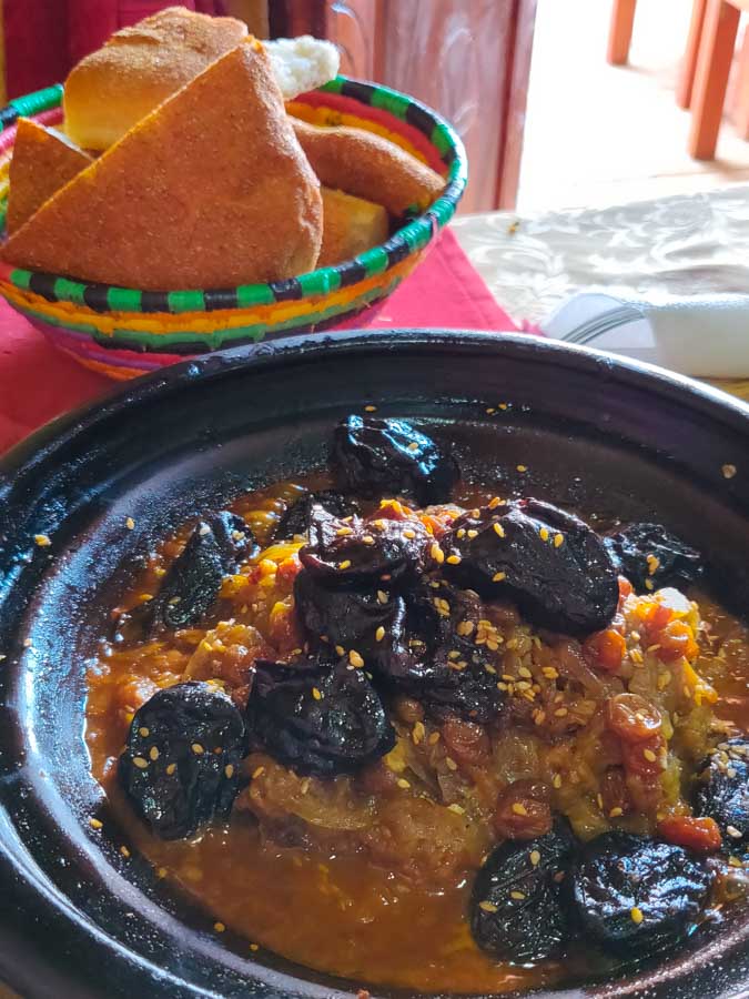 Tajine mit Lamm und Trockenplflaumen, traditionelles marokkanisches Gericht