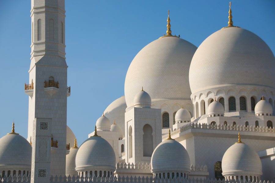 the most beautiful mosque in the world, the Sheikh Sayed mosque in Abu dhabi, you can visit as non-muslim, view of rooftops, white with gold decorations