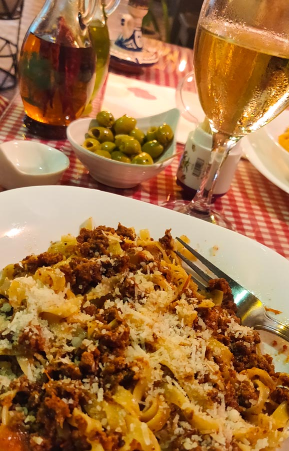 Taverna da Maurizio, das beste Restaurant in Essaouira, Tagliatelle al ragu, Oliven und Wein