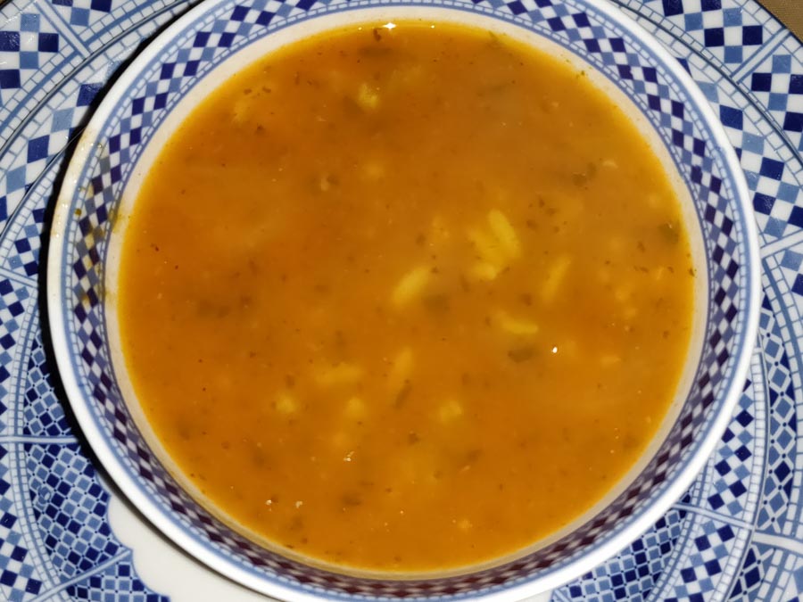 Harira, die typisch marokkanische Suppe in einer blau-weissen Schale serviert