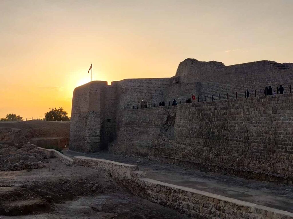 Die Mauern des Bahrain Fort im Licht des Sonnenuntergangs, eine der besten Sehenswürdigkeiten in Bahrain